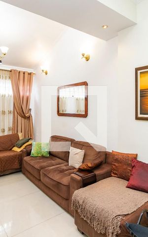 Casa à venda com 196m², 4 quartos e 4 vagas Casa à venda com 196m², 4 quartos e 4 vagasSala