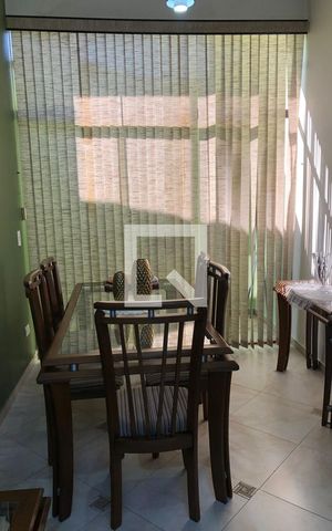 Casa à venda com 221m², 4 quartos e 2 vagas Casa à venda com 221m², 4 quartos e 2 vagasSala de Jantar