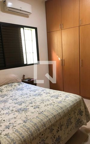 Casa à venda com 221m², 4 quartos e 2 vagas Casa à venda com 221m², 4 quartos e 2 vagasQuarto