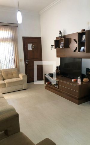 Casa à venda com 221m², 4 quartos e 2 vagas Casa à venda com 221m², 4 quartos e 2 vagasSala