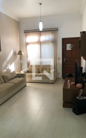 Casa à venda com 221m², 4 quartos e 2 vagas Casa à venda com 221m², 4 quartos e 2 vagasSala