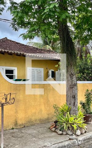 Casa de condomínio à venda com 324m², 3 quartos e 1 vaga Casa de condomínio à venda com 324m², 3 quartos e 1 vagaFachada