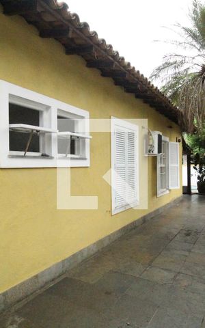 Casa de condomínio à venda com 324m², 3 quartos e 1 vagaLateral da casa