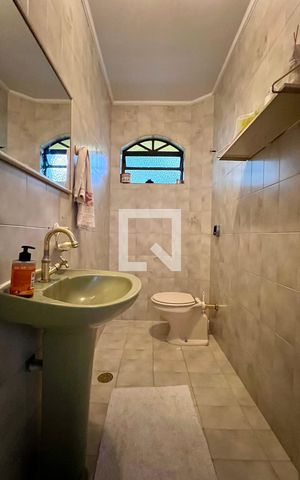 Casa à venda com 275m², 4 quartos e 2 vagas Casa à venda com 275m², 4 quartos e 2 vagasLavabo