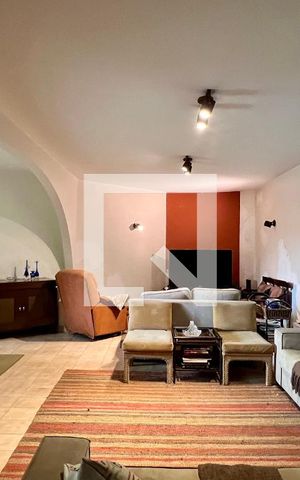 Casa à venda com 275m², 4 quartos e 2 vagas Casa à venda com 275m², 4 quartos e 2 vagasSala
