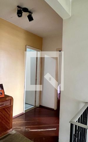 Casa à venda com 275m², 4 quartos e 2 vagas Casa à venda com 275m², 4 quartos e 2 vagasCorredor