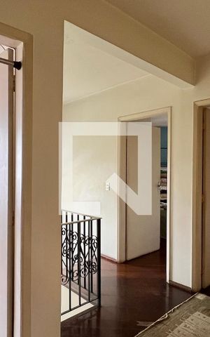 Casa à venda com 275m², 4 quartos e 2 vagas Casa à venda com 275m², 4 quartos e 2 vagasCorredor