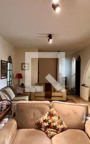 Casa à venda com 275m², 4 quartos e 2 vagas Casa à venda com 275m², 4 quartos e 2 vagasSala