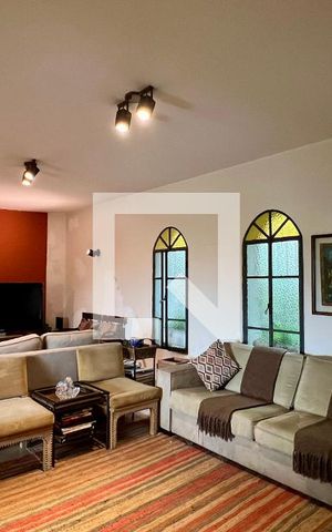 Casa à venda com 275m², 4 quartos e 2 vagas Casa à venda com 275m², 4 quartos e 2 vagasSala
