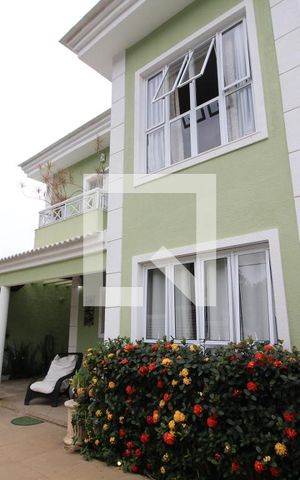 Casa de condomínio à venda com 360m², 5 quartos e 2 vagasFrente