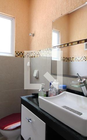 Casa de condomínio à venda com 360m², 5 quartos e 2 vagasLavabo
