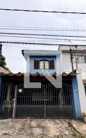 Casa à venda com 200m², 3 quartos e 1 vaga Casa à venda com 200m², 3 quartos e 1 vagaFachada
