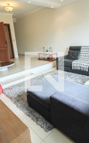 Casa à venda com 271m², 3 quartos e 3 vagas Casa à venda com 271m², 3 quartos e 3 vagasSala
