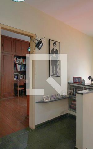 Casa à venda com 330m², 4 quartos e 3 vagasCorredor 2º piso