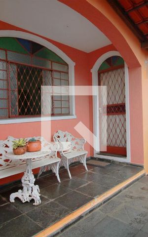 Casa à venda com 330m², 4 quartos e 3 vagasFachada
