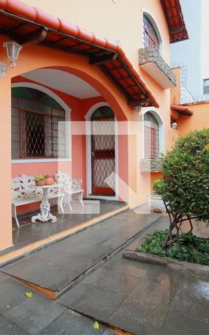 Casa à venda com 330m², 4 quartos e 3 vagasVaranda frente