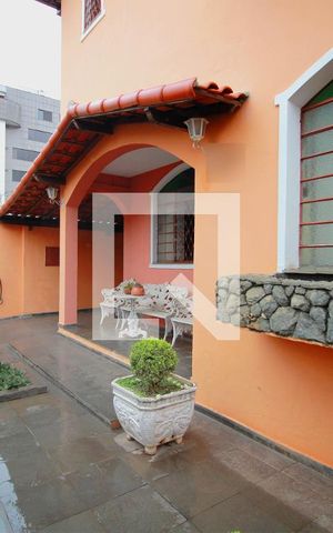 Casa à venda com 330m², 4 quartos e 3 vagasFachada