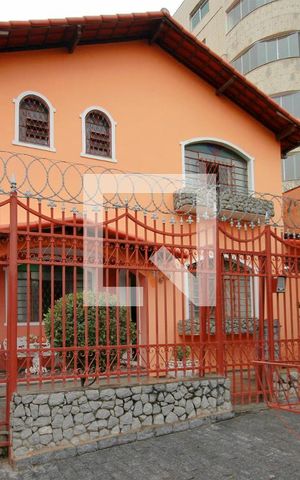 Casa à venda com 330m², 4 quartos e 3 vagasFachada