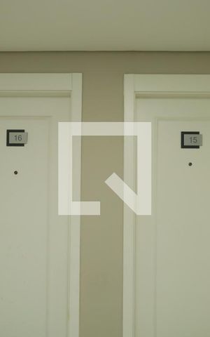 Apartamento à venda com 42m², 2 quartos e 1 vagaÁrea comum - Saguão do andar - porta do apartamento