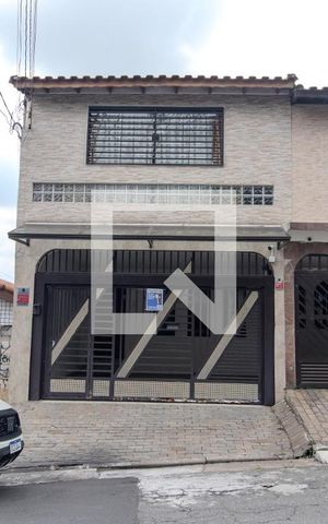 Casa para alugar com 180m², 4 quartos e 2 vagas Casa para alugar com 180m², 4 quartos e 2 vagasFachada