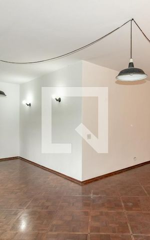 Casa à venda com 240m², 4 quartos e 2 vagas Casa à venda com 240m², 4 quartos e 2 vagasSala