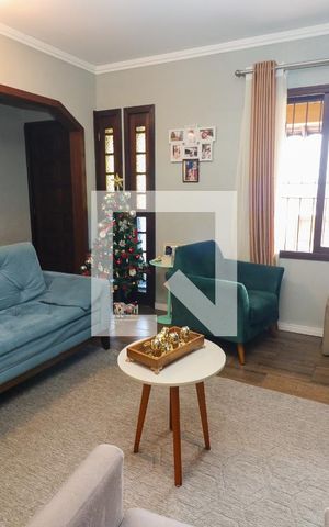Casa à venda com 234m², 3 quartos e 2 vagas Casa à venda com 234m², 3 quartos e 2 vagasSala