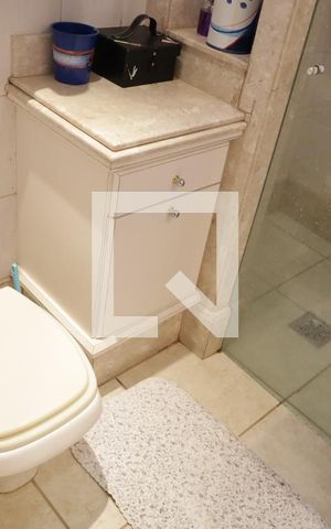 Casa de condomínio para alugar com 590m², 5 quartos e 8 vagasBanheiro