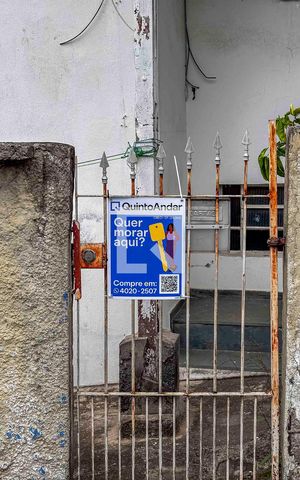 Casa à venda com 250m², 6 quartos e 2 vagas Casa à venda com 250m², 6 quartos e 2 vagasPlaca Banner Instalada na Fachada
