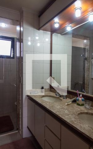 Apartamento à venda com 200m², 3 quartos e 3 vagas Apartamento à venda com 200m², 3 quartos e 3 vagasBanheiro da Suíte 2
