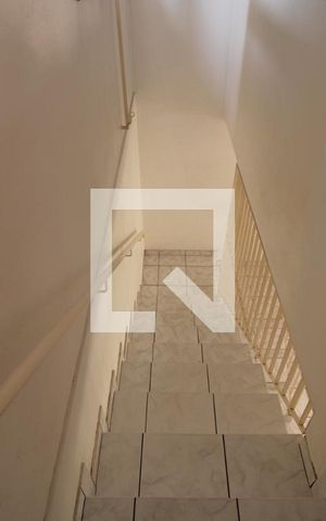Casa à venda com 232m², 3 quartos e 8 vagasEscada para os quartos
