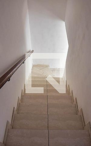 Casa à venda com 180m², 3 quartos e 2 vagas Casa à venda com 180m², 3 quartos e 2 vagasEscada