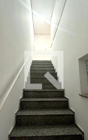 Casa à venda com 220m², 4 quartos e 3 vagas Casa à venda com 220m², 4 quartos e 3 vagasEscada