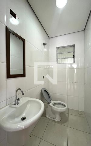 Casa à venda com 220m², 4 quartos e 3 vagas Casa à venda com 220m², 4 quartos e 3 vagasBanheiro da Suíte 1