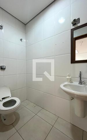 Casa à venda com 220m², 4 quartos e 3 vagas Casa à venda com 220m², 4 quartos e 3 vagasBanheiro da Suíte 1