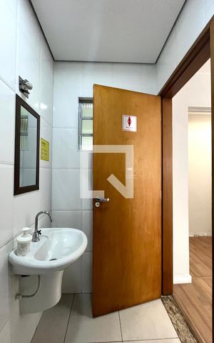 Casa à venda com 220m², 4 quartos e 3 vagas Casa à venda com 220m², 4 quartos e 3 vagasBanheiro da Suíte 1