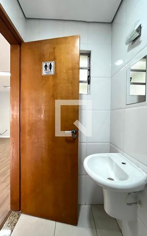 Casa à venda com 220m², 4 quartos e 3 vagas Casa à venda com 220m², 4 quartos e 3 vagasBanheiro Corredor
