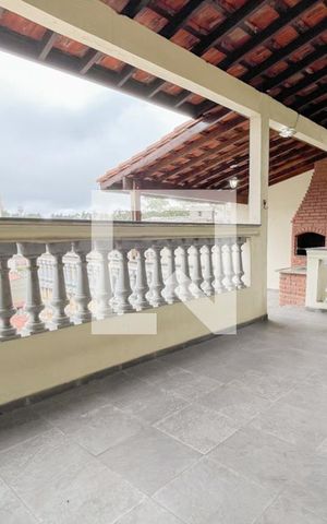 Casa à venda com 273m², 5 quartos e 3 vagas Casa à venda com 273m², 5 quartos e 3 vagasSacada