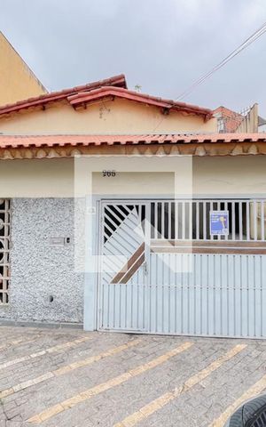 Casa à venda com 273m², 5 quartos e 3 vagas Casa à venda com 273m², 5 quartos e 3 vagasFachada