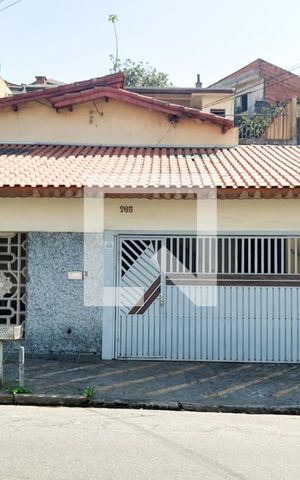 Casa à venda com 273m², 5 quartos e 3 vagas Casa à venda com 273m², 5 quartos e 3 vagasFachada