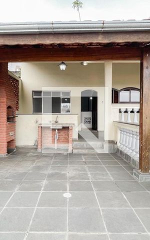 Casa à venda com 273m², 5 quartos e 3 vagas Casa à venda com 273m², 5 quartos e 3 vagasSacada