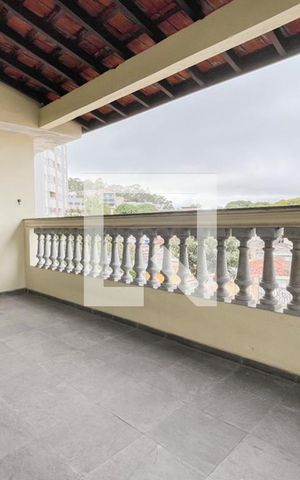 Casa à venda com 273m², 5 quartos e 3 vagas Casa à venda com 273m², 5 quartos e 3 vagasSacada