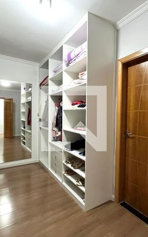 Casa à venda com 360m², 3 quartos e 12 vagas Casa à venda com 360m², 3 quartos e 12 vagasCloset da suíte 2
