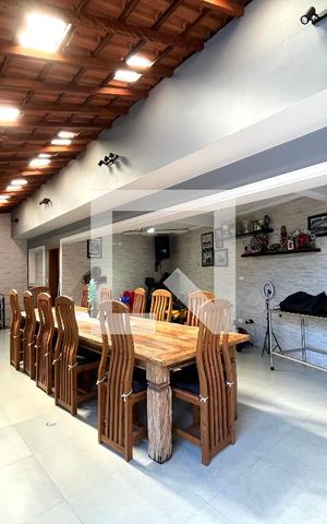 Casa à venda com 360m², 3 quartos e 12 vagas Casa à venda com 360m², 3 quartos e 12 vagasÁrea externa