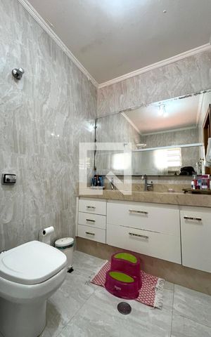 Casa à venda com 360m², 3 quartos e 12 vagas Casa à venda com 360m², 3 quartos e 12 vagasBanheiro da Suíte 1