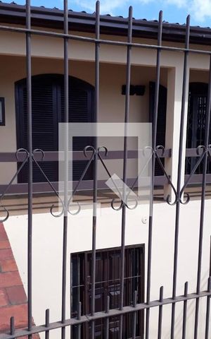 Casa à venda com 320m², 3 quartos e 2 vagas Casa à venda com 320m², 3 quartos e 2 vagasFachada