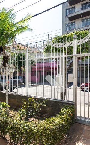 Casa à venda com 252m², 4 quartos e 5 vagas Casa à venda com 252m², 4 quartos e 5 vagasVaranda da Frente