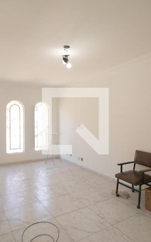 Casa à venda com 300m², 4 quartos e 8 vagas Casa à venda com 300m², 4 quartos e 8 vagasSala