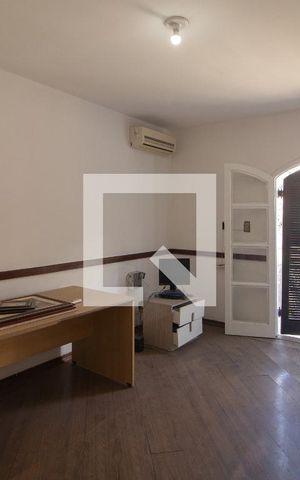 Casa à venda com 300m², 4 quartos e 8 vagas Casa à venda com 300m², 4 quartos e 8 vagasSuite