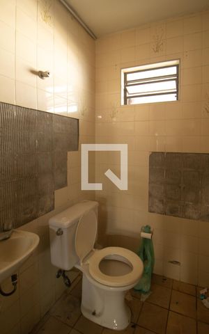 Casa à venda com 300m², 4 quartos e 8 vagas Casa à venda com 300m², 4 quartos e 8 vagasBanheiro de Serviço