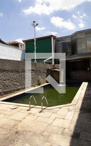 Casa à venda com 300m², 4 quartos e 8 vagas Casa à venda com 300m², 4 quartos e 8 vagasPiscina